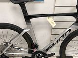 un vélo posé sur un sol à damier