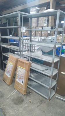 une pièce avec beaucoup d'étagères et de cartons