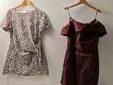 deux robes accrochées au mur l'une à côté de l'autre
