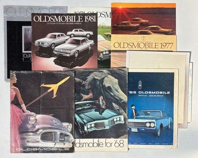 tout un tas de brochures de voitures anciennes posées sur une table