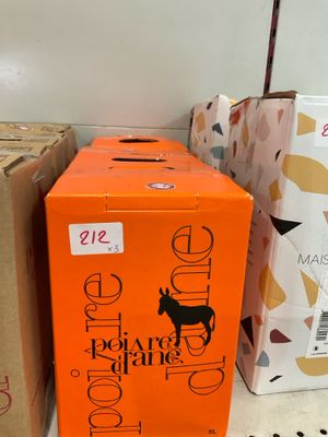 de nombreux cartons posés par terre