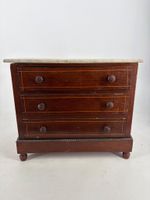 Commode miniature de maîtrise en placage d'acajou à décor de…