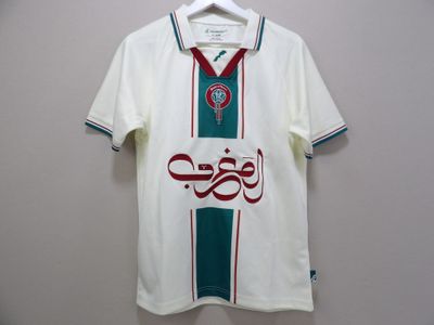 une chemise blanche ornée d'un motif rouge et bleu