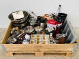 une boîte en bois remplie d'objets hétéroclites sur le sol