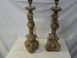 deux bougies posées sur une table