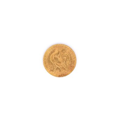 gros plan d'une pièce d'or sur une surface blanche