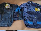 deux vestes en jean pour homme posées sur une boîte en carton
