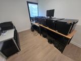 une pièce où se trouvent de nombreux équipements informatiques sur le bureau