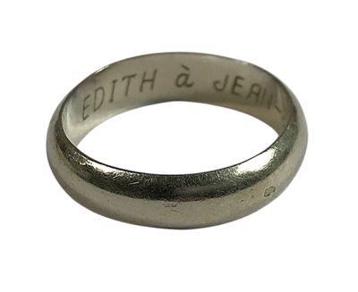 une image d'une bague sur laquelle sont gravés les mots « foi » et « gloire »