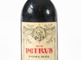 une bouteille de vin posée sur une table