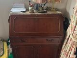un petit bureau dans un coin d'une pièce, sur lequel est posée une lampe