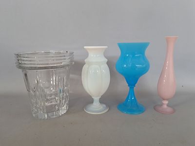 trois vases posés l'un à côté de l'autre sur une table