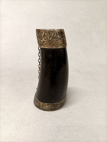 Étui en corne cerclé d’argent 800‰. H : 15