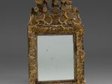 un miroir ancien avec un cadre doré et un motif floral