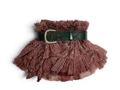 robe rouge et blanche avec une ceinture noire sur fond blanc