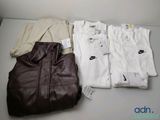 trois vêtements et un sac posés sur une table
