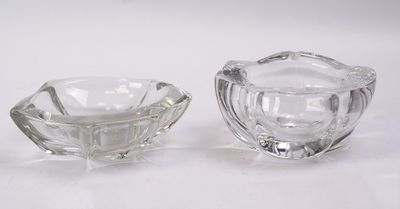 une paire de cendriers en verre transparent sur fond blanc