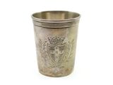 une coupe en argent ornée d'un blason