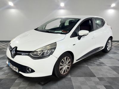 une voiture blanche est garée dans une pièce au sol à carreaux