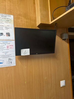 une photo d'un téléviseur accroché au mur