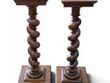 paire de bougeoirs anciens en bois avec des socles en bois torsadé