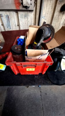 un tas de chaussures et d'autres objets dans une boîte rouge