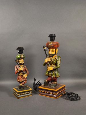 trois figurines représentant un homme portant un chapeau et un haut-de-forme