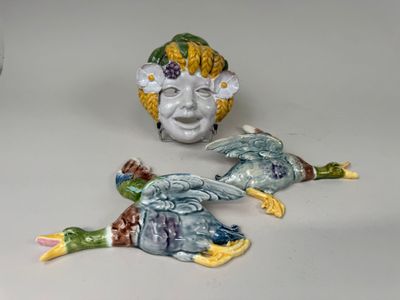 trois figurines d'oiseaux posées sur une table