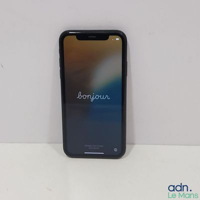 un gros plan d'un iPhone noir dont l'écran est flou