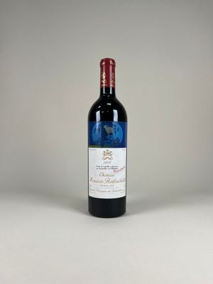 la bouteille de vin rouge est posée sur une surface blanche