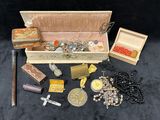 une boîte en bois remplie d'objets variés sur fond noir