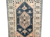 un tapis noir et beige orné d'un motif en médaillon