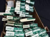 une boîte remplie de paquets de cigarettes sur fond noir