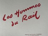 un gros plan d'un livre sur lequel figurent des inscriptions en rouge