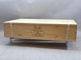 une boîte en bois vide posée sur un support métallique