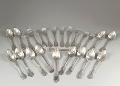 un grand nombre de cuillères et de fourchettes en argent disposées en cercle
