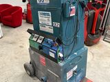 une machine bleue posée sur une palette
