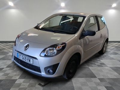 la photo d'une petite voiture argentée garée dans un garage