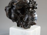 une image représentant une statue de femme posée sur un socle en marbre