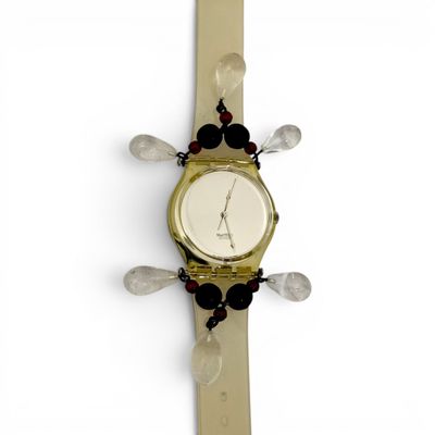 une horloge accrochée à un mur sur fond blanc
