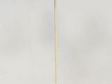 une lampe de table en métal blanc surmontée de trois ampoules