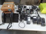 de nombreux modèles de téléphones portables posés sur une table