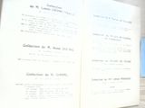 un livre ouvert posé sur une table, sur laquelle se trouve une horloge