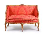 une chaise rouge et dorée dont l'assise est rembourrée de rouge