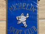 bannière du Michelin Sport Club accrochée à un mur en bois