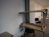une image d'une pièce avec un bureau et une chaise