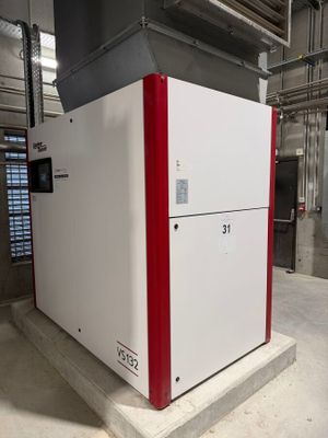 un réfrigérateur blanc aux finitions rouges dans un immeuble