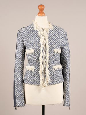 une veste en tweed bleu et blanc sur un mannequin, un mannequin, un mannequin, un mannequin, un mannequin, un mannequin, un mannequin, un mannequin