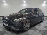 une Mercedes CLA noire garée sur un sol à damier
