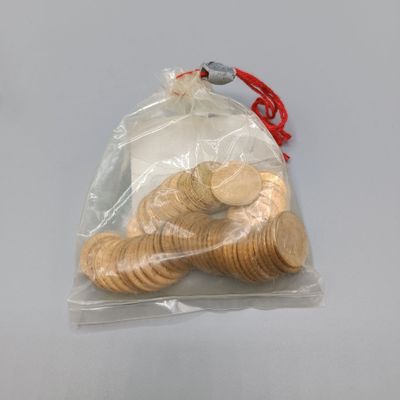 un paquet de biscuits posé sur une table
